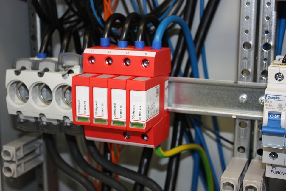 U berspannungsschutz bei Elektro & Steuerungstechnik Stichlmeyr in Pasenbach/Vierkirchen